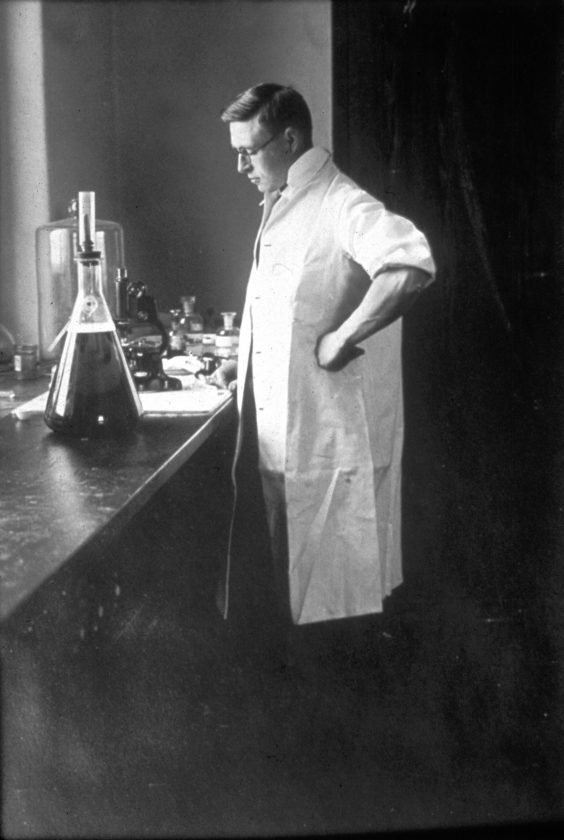 James Bertram Collip dans son laboratoire