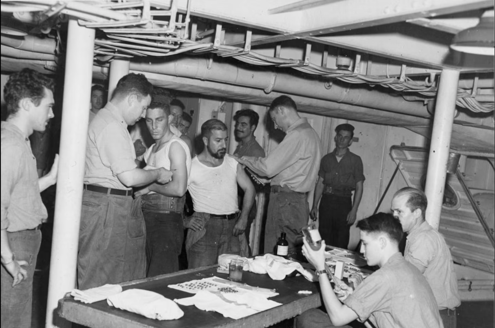 Soldats américains se faisant vacciner pendant la Seconde Guerre mondiale