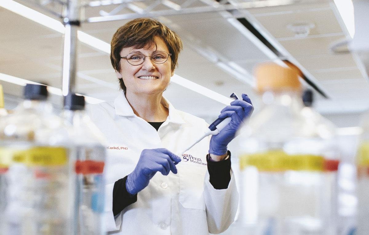 Katalin Karikó dans son laboratoire