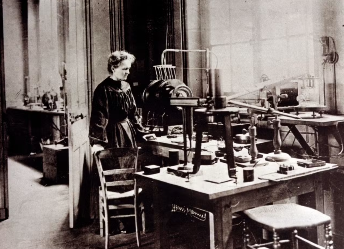 Marie Curie dans son laboratoire avec ses tubes de radium lumineux
