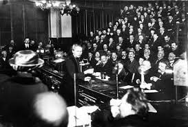 Marie Curie donnant son premier cours à la Sorbonne en 1906