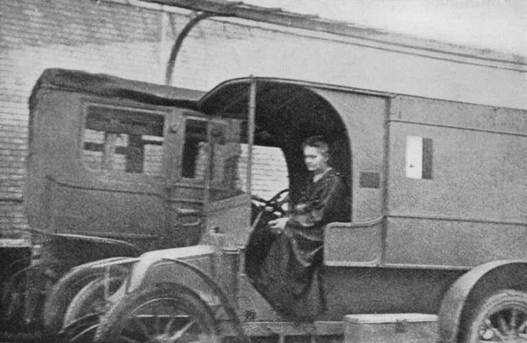 Marie Curie au volant d'une Petite Curie sur le front