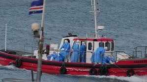 Équipes en combinaisons de protection inspectant le MV Hondius