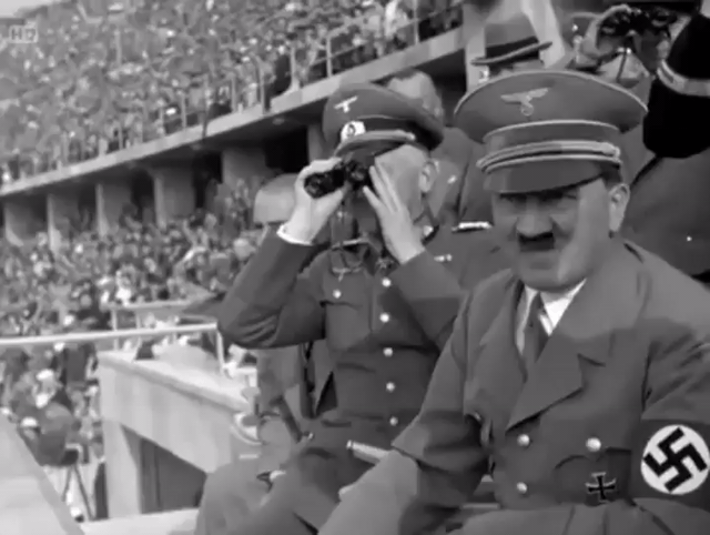 Hitler aux Jeux Olympiques de Berlin en 1936, agité et se balançant d'avant en arrière sur son siège