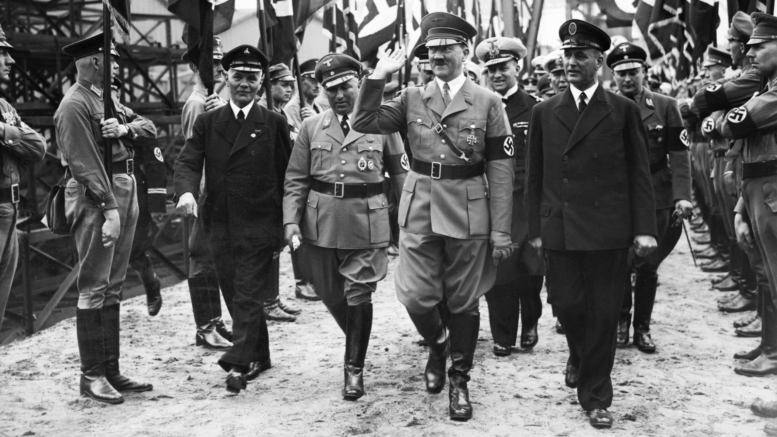 Adolf Hitler en compagnie de ses proches collaborateurs en 1936, avant sa rencontre avec Theodor Morell