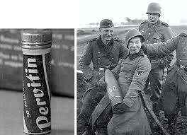 Soldat allemand recevant du Pervitin, la drogue qui a alimenté le Blitzkrieg de 1940