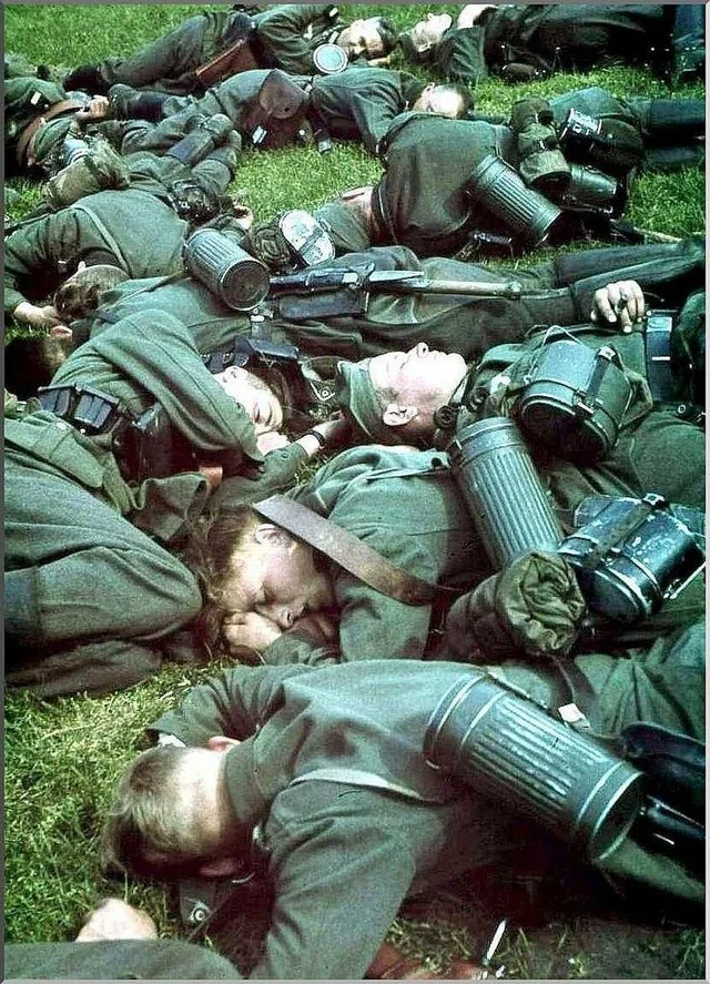 Soldats allemands effondrés de sommeil dans l'herbe après le Blitzkrieg de 1940, épuisement post-méthamphétamine