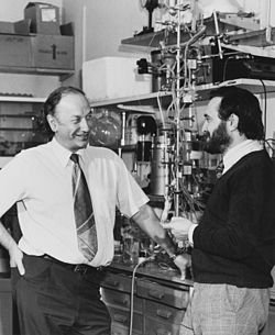 John Vane dans son laboratoire avec son système blood-bathed organ cascade