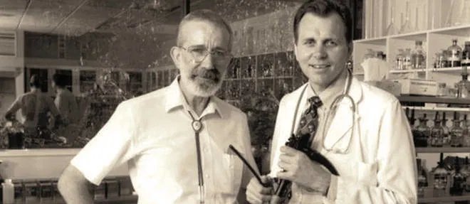 Barry Marshall et Robin Warren dans leur laboratoire de Perth en 1982
