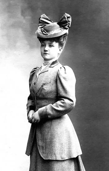 Nicole Girard-Mangin en uniforme militaire britannique, première femme médecin française mobilisée