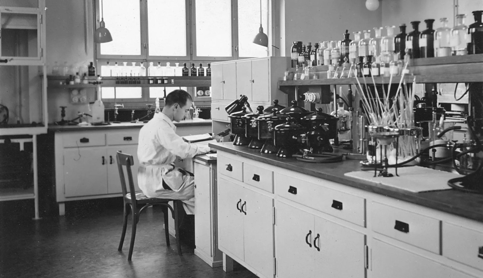 Albert Hofmann dans son laboratoire Sandoz, Bâle, années 1940