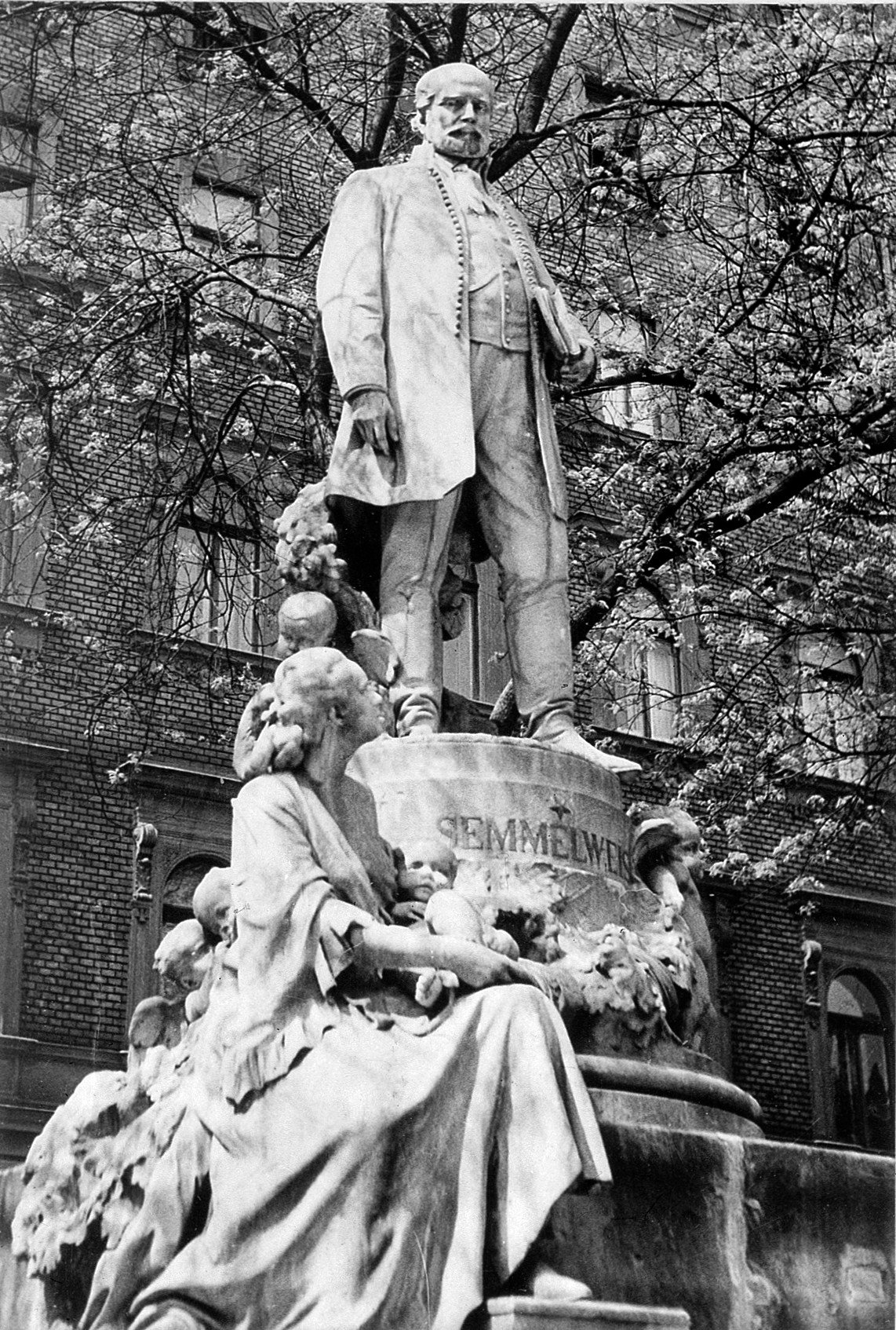 Statue de Semmelweis à Budapest avec l'inscription 'Le sauveur des mères'