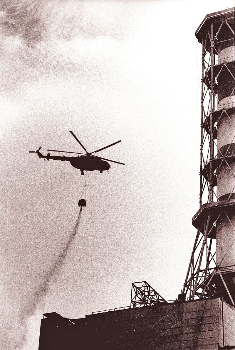 Hélicoptères larguant du sable sur le réacteur de Tchernobyl