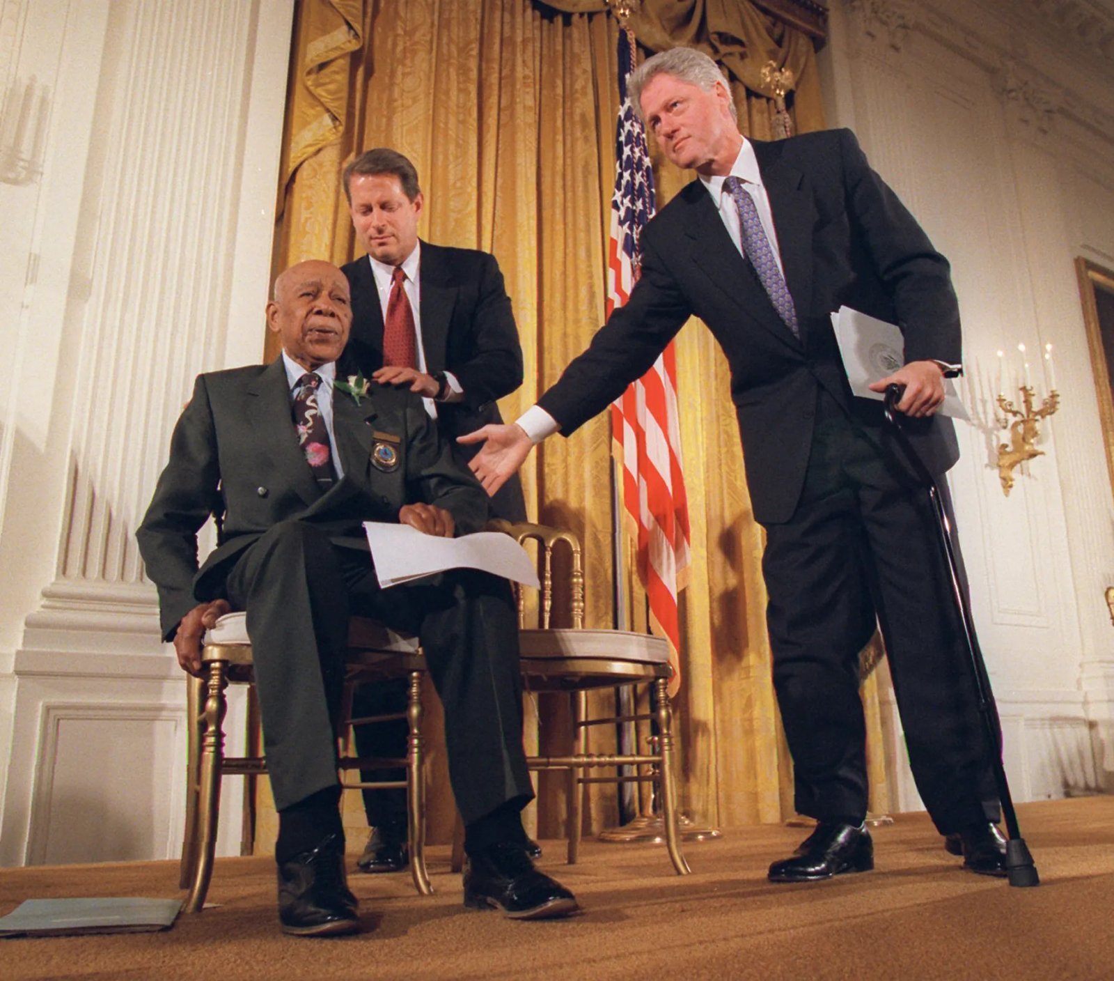 Le président Bill Clinton serrant la main d'Herman Shaw, porte-parole des survivants de Tuskegee, lors des excuses officielles à la Maison Blanche en 1997