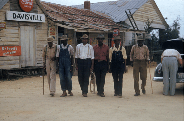 Groupe de participants à l'étude Tuskegee posant avec des membres du U.S. Public Health Service dans le comté de Macon, Alabama