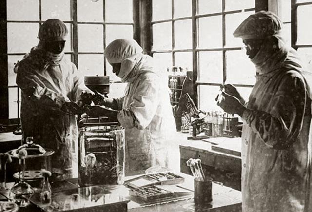 Laboratoire de l'Unité 731 avec personnel en tenues de protection