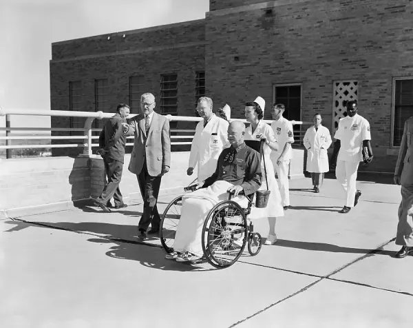 Eisenhower en fauteuil roulant à l'hôpital en 1955