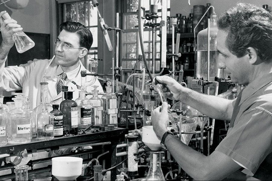 Karl Paul Link dans son laboratoire de l'Université du Wisconsin